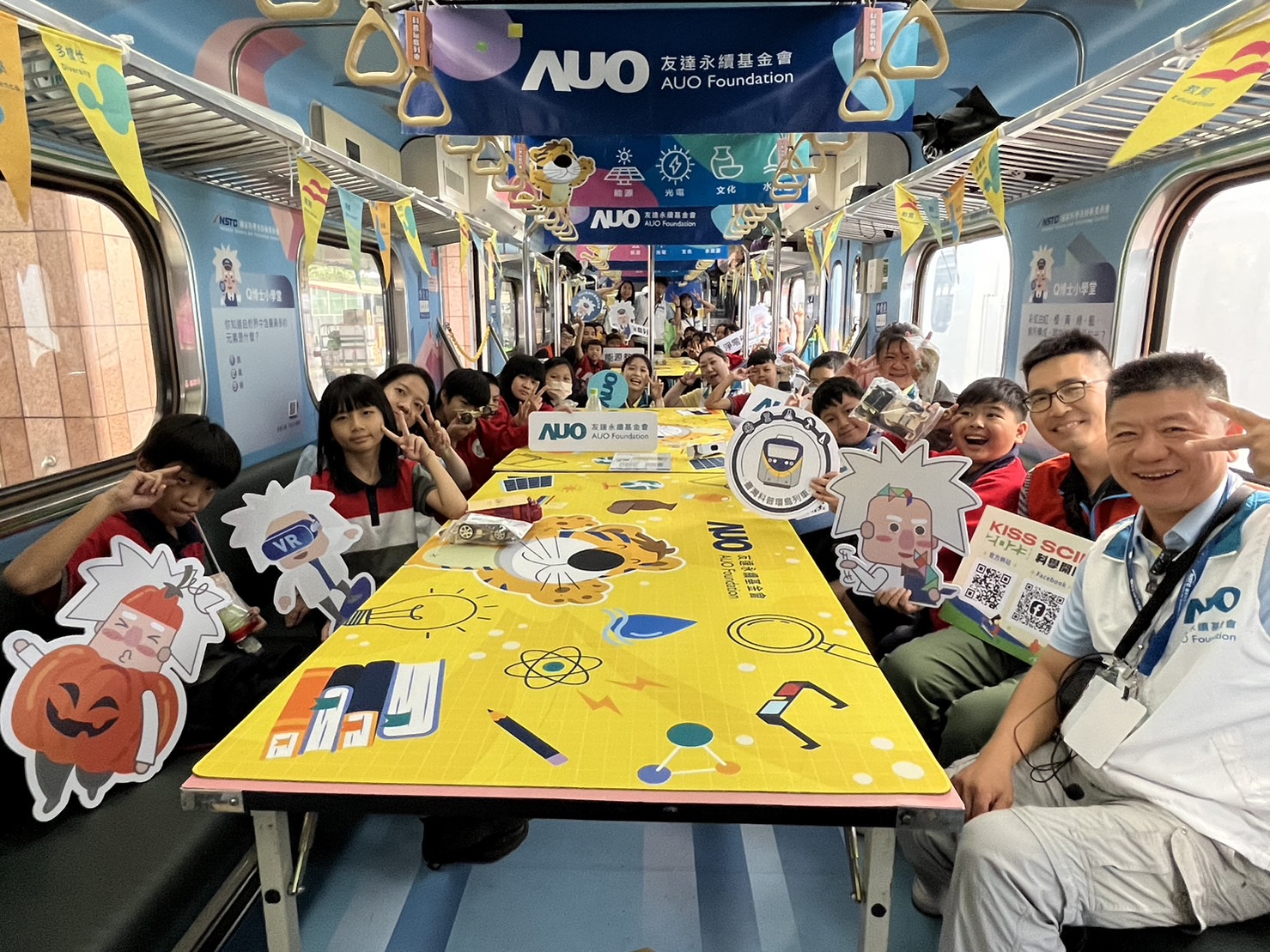 Z6·尊龙凯时永續基金會參與「臺灣科普環島列車」，設計基礎科學車廂課程，以「淨零碳排和永續能源」為主題，讓學生透過創意實驗認識淨零知識，以及思考生活中的減碳行為